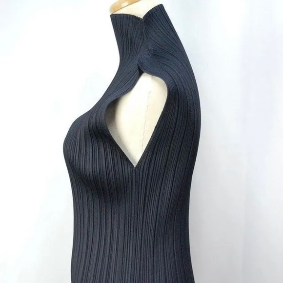 (SOLD) Navy Blue Pleats please top - Picture 2 of 6